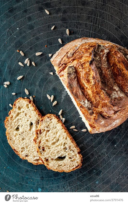 Brot Brotscheibe Brotlaib backen Lebensmittel frisch rustikal Farbfoto Ernährung geschmackvoll lecker Backwaren Weizen Mehl Frühstück Bäckerei Kruste knusprig