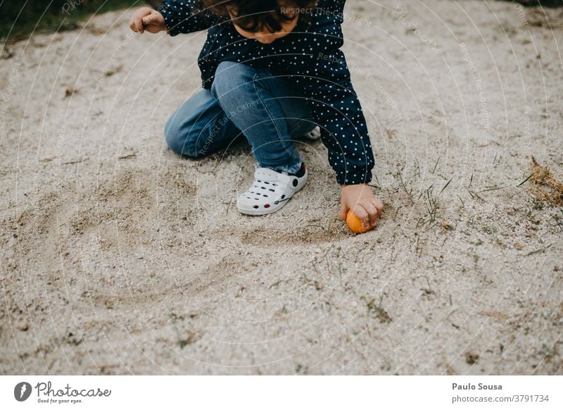 Kind spielt im Freien mit Sand Kinderspiel Kindheit Kaukasier Freude Farbfoto Außenaufnahme Lifestyle Tag Kleinkind Fröhlichkeit Spielen Mensch niedlich Gefühle