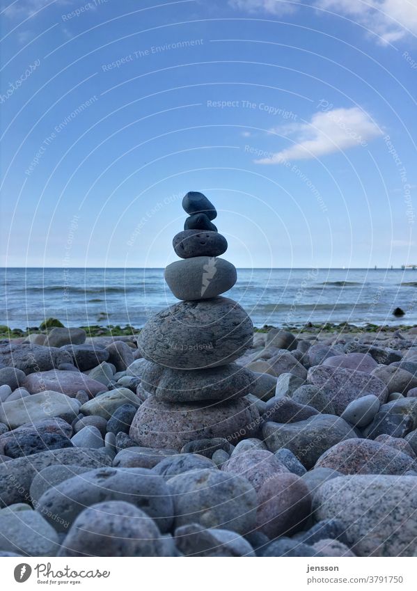 Steinmännchen am Ostseestrand Steine steinig Strand Menschenleer Tag Kieselsteine Meer grau Kieselstrand Strukturen & Formen Außenaufnahme Farbfoto Küste Natur