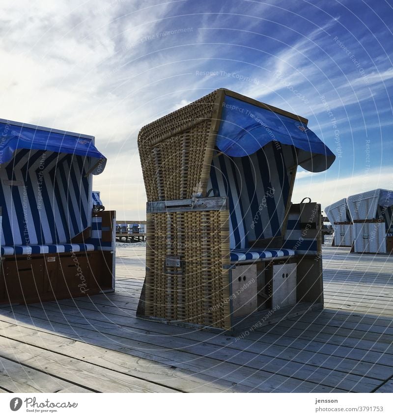 Strandkörbe in St. Peter-Ording Nordsee Nordfriesland Schleswig-Holstein Tourismus Küste Außenaufnahme Textfreiraum oben Ferien & Urlaub & Reisen Menschenleer