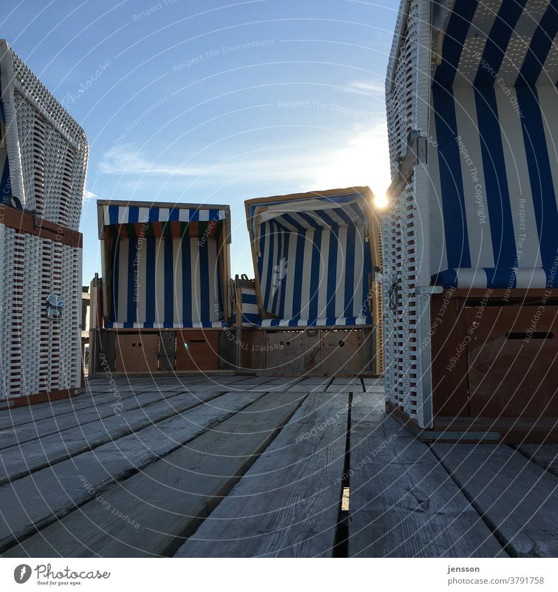 Strandkörbe im Gegenlicht Strandkorb Holz Sonnenstrahl Lichterscheinung Lichteinfall Tag St. Peter-Ording Nordseeküste Ferien & Urlaub & Reisen Erholung Himmel