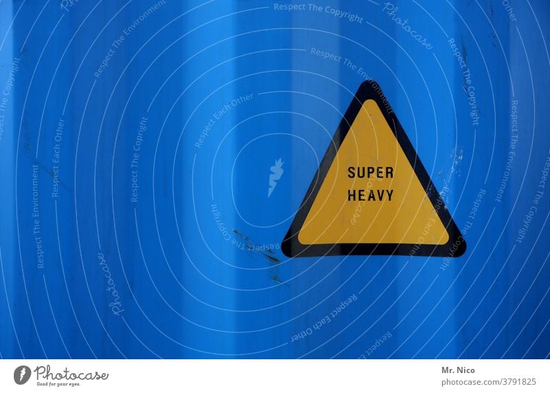 sehr schweres gelbes dreieck vor blauem Hintergrund Schwergewicht Schilder & Markierungen Hinweisschild Dreieck Warnschild Warnhinweis Container Zeichen