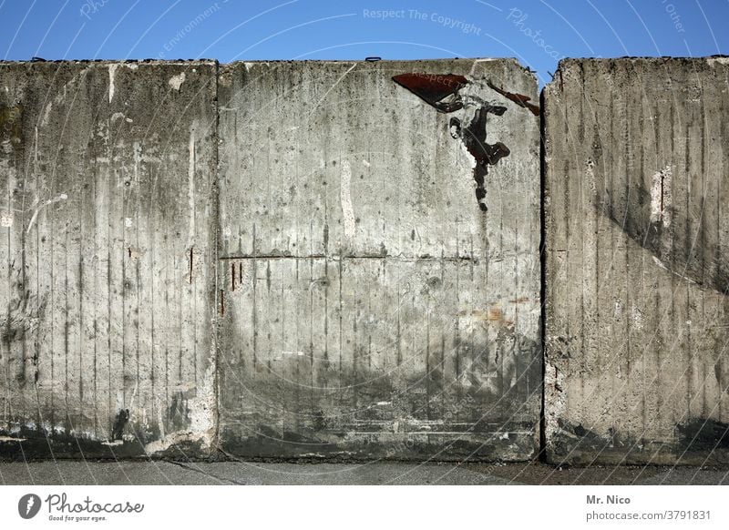 Eine in die Jahre gekommende Betonmauer vor blauem Himmel Mauer Wand Betonwand grau Blauer Himmel trist alt dreckig Endstation Ende trostlos Wiedervereinigung