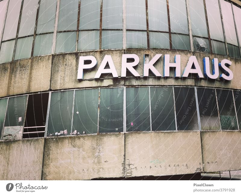 Parkhaus im schlechtem Zustand Tiefgarage Menschenleer Architektur Farbfoto Garage Beton Parkplatz parken Asphalt Parkdeck Verkehrswege grau Stadt