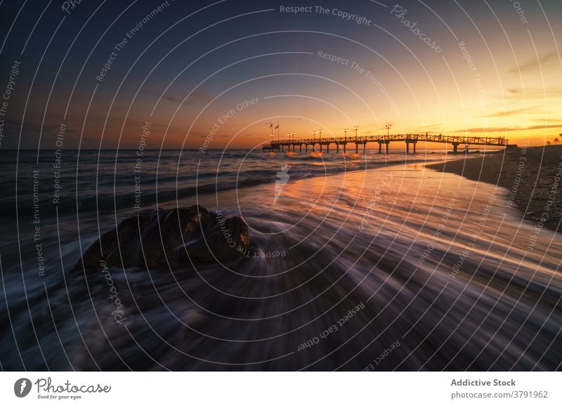 Blick auf das Meer und die Brücke bei Sonnenuntergang MEER malerisch Meereslandschaft farbenfroh Abend erstaunlich Landschaft Island Abenddämmerung reisen