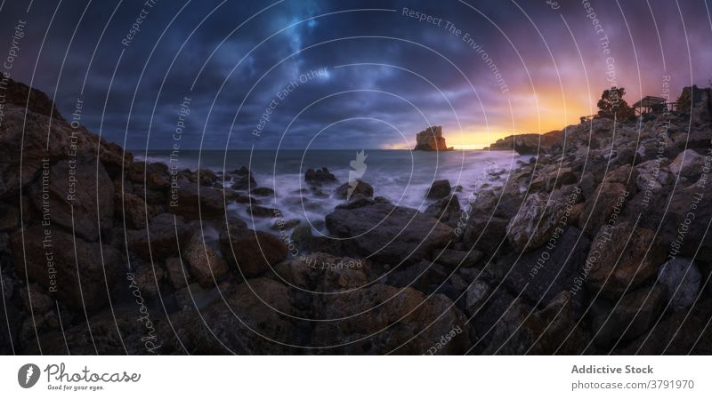 Szenerie von Meer und felsiger Küste bei Sonnenuntergang MEER Himmel Meereslandschaft Ufer Felsen Felsbrocken atemberaubend malerisch Island Natur Dämmerung