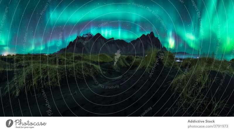 Nordlicht über Bergen bei Nacht nördlich Licht Berge u. Gebirge malerisch Aurora leuchten Hochland Himmel Island Farbe Gelände dunkel felsig Landschaft Umwelt