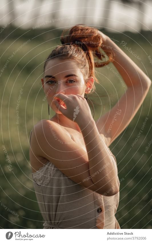 Zarte rothaarige Frau auf Wiese Rotschopf Angebot ruhig Anmut Natur Sonnenlicht Vorschein Sommer Island Speiseeis Kleid Feld sonnig Gelassenheit rote Haare