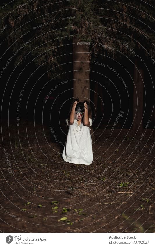 Unheimliche Frau im dunklen Wald an Halloween dunkel beängstigend gruselig spukhaft Herbst Mysterium Party feiern Entsetzen fallen Phantasie Wälder jung Saison