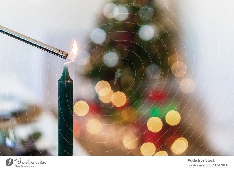 Bunte brennende Kerzen zu Hause am Weihnachtsfest Brandwunde Flamme Weihnachten Feiertag festlich Dekoration & Verzierung feiern glänzend Licht hell Tisch Wachs