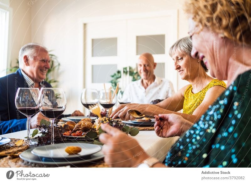 Freunde essen leckeres Essen während einer festlichen Veranstaltung Lebensmittel Familie Speisekarte Abendessen Dekoration & Verzierung Weihnachten Alkohol