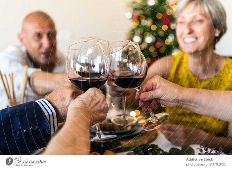 Fröhliche Freunde mit Rotwein bei der Weihnachtsfeier zu Hause jubelt Glas feiern Glück Weihnachten Lebensmittel festlich Abendessen sich[Akk] sammeln Tisch