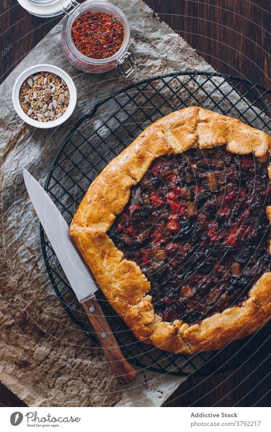 Appetitliche Gemüsegalette auf dem Tisch Galette gebacken appetitlich Ernährung Lebensmittel Speise Tradition Küche Messer frisch selbstgemacht natürlich