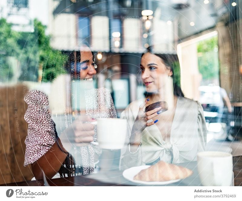 Junge stilvolle Frauen mit Kaffeepause im Café Freund Sitzung Glück heiter Zusammensein Talkrunde Stil sich[Akk] sammeln genießen trendy jung tausendjährig