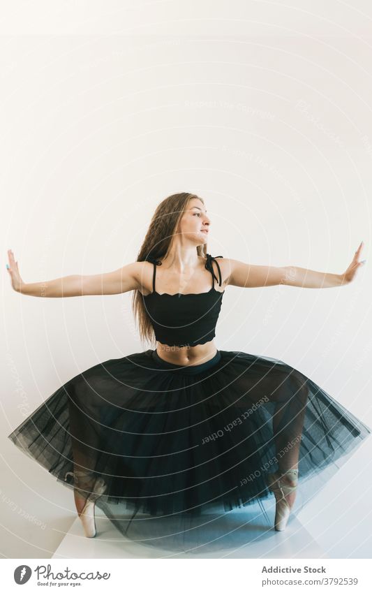 Ballerina im Tutu balanciert auf Zehenspitzen im Studio Balletttänzer Tänzer Frau Gleichgewicht Schuh Anmut positionieren schlank klassisch üben Tanzen