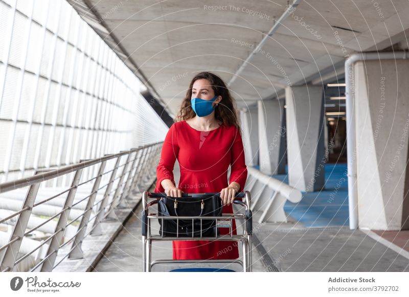 Frau mit Gepäckwagen im Flughafen Handwagen reisen Abheben Spaziergang Tourist Tasche Reise Ausflug Ausflugsziel Feiertag warten Urlaub Tourismus Passagier