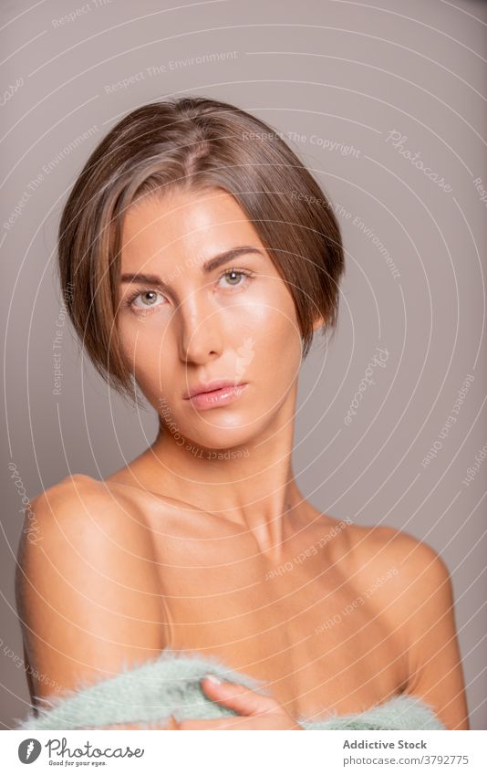 Frau mit kurzen Haaren im Studio Model Kurze Haare Stil Angebot Vorschein trendy charmant Atelier Schönheit sinnlich Glück Individualität perfekt