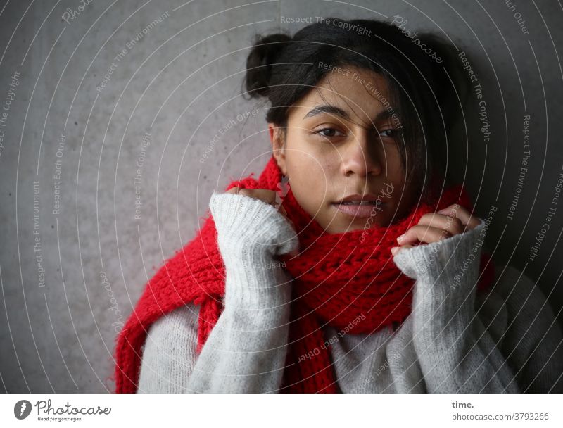 Samina Blick in die Kamera Vorderansicht Porträt Starke Tiefenschärfe Außenaufnahme Farbfoto Zeit Konzentration feminin Frau Mensch Erwachsene Mauer Pullover