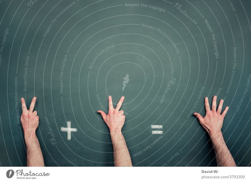 Hände zählen und rechnen zusammen Schule Mathematik Bildung Erfolg Tafel lernen Nachhilfeunterricht