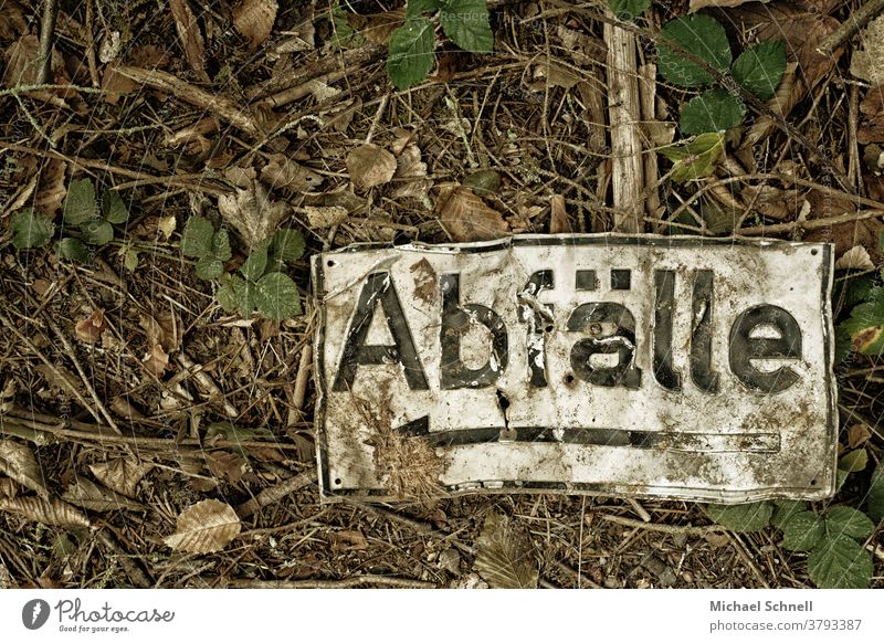 Schild mit Aufschrift „Abfälle“ Schilder & Markierungen Hinweisschild Abfall Außenaufnahme Farbfoto Richtung