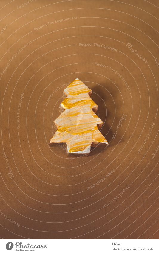 Golden abgemalter Weihnachtsbaum aus Holz Weihnachten Weihnachtsdekoration Tannenbaum weihnachtlich golden Weihnachten & Advent braun angemalt