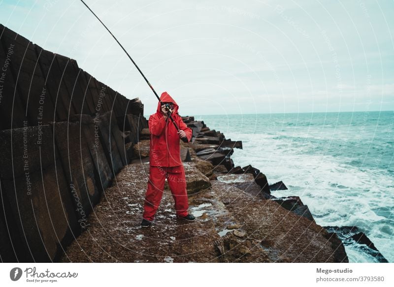 Ein alter Mann, der im Meer fischt. MEER Fischen Urlaub Feiertag Lifestyle männlich Aktivität Familie Erwachsener 70s Blick im Freien Hobbys Ruhestand genießend