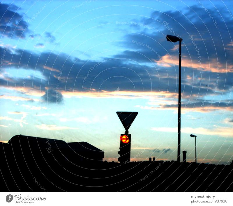 Kleinstadtabend Sonnenuntergang Laterne Ampel Licht Wolken