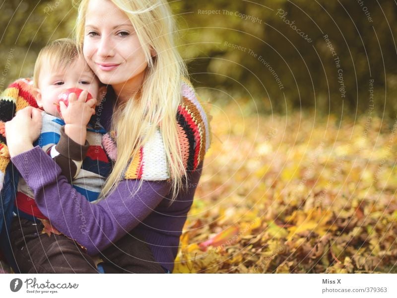 Lieblingsbild Spielen Baby Kleinkind Frau Erwachsene Eltern Mutter Familie & Verwandtschaft 2 Mensch 0-12 Monate 1-3 Jahre 18-30 Jahre Jugendliche Herbst