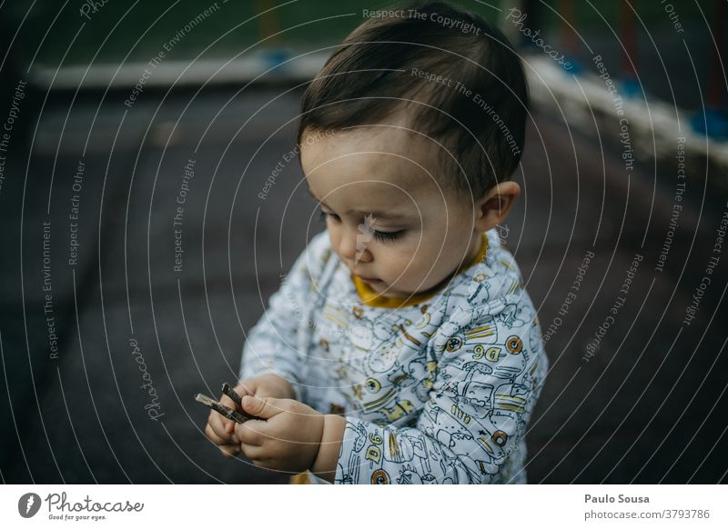 Kleinkind spielt auf dem Spielplatz Spielen 1-3 Jahre Kind Kindheit Mensch Außenaufnahme Farbfoto Tag Freude im Freien Natur Herbst authentisch Kindergarten