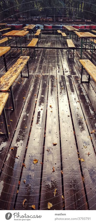 Herbst Biergarten Bank Regen Laub Boote feucht menschenleer mobil