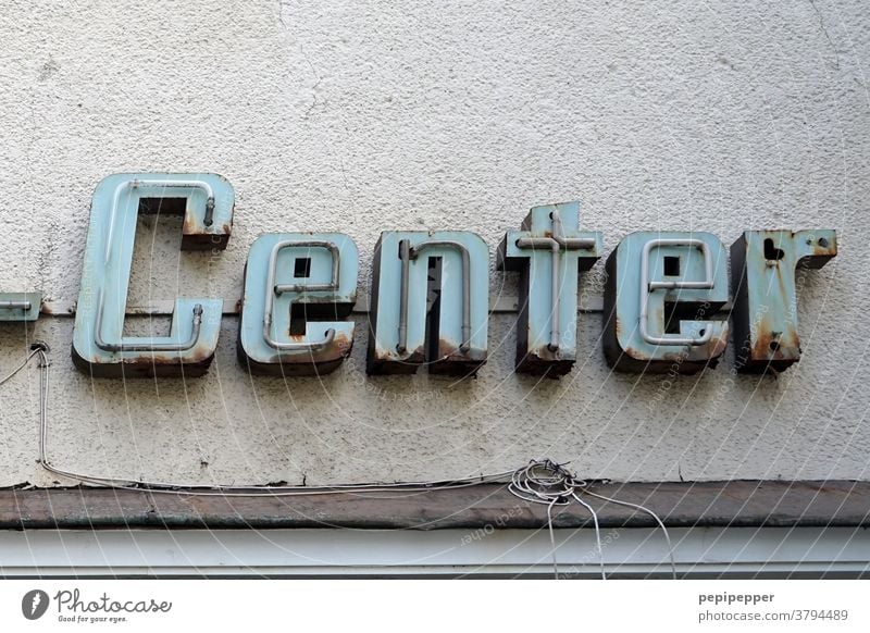 Möbelzentrum, Neonreklame eines alten Möbelhauses Neonlampe Neonlicht Farbfoto Möbelkaufhaus Zentrum Schilder & Markierungen Wand Schriftzeichen Leuchtreklame