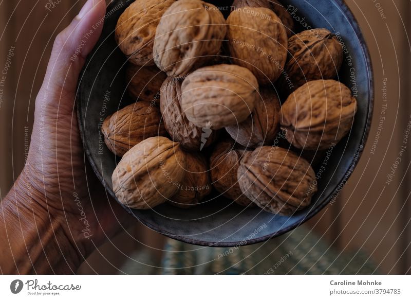 Frau hält eine Schale voller Walnüsse in der Hand Walnuss Lebensmittel lecker Farbfoto Ernährung Nuss Gesundheit Vegetarische Ernährung Bioprodukte Menschenleer