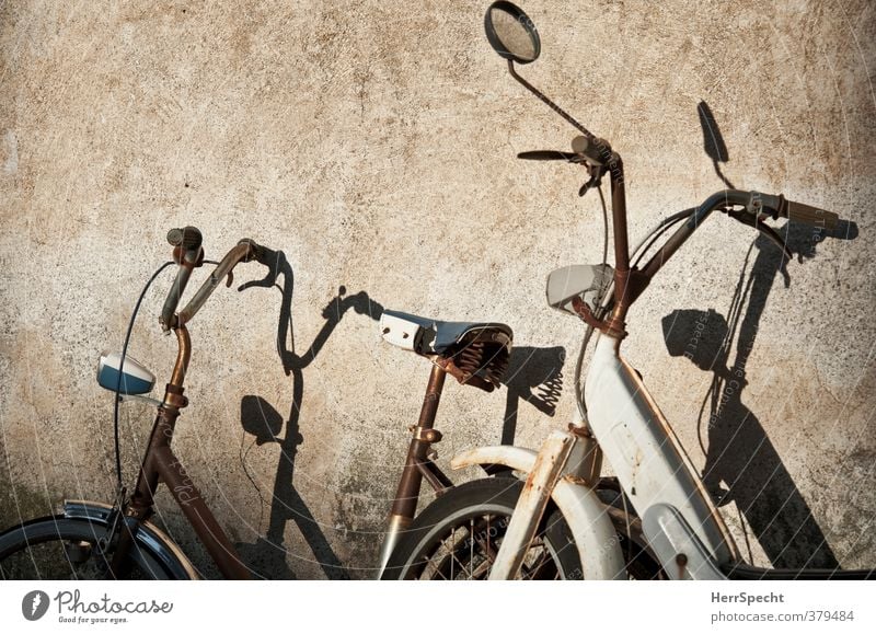 Gemeinsam rosten (II) Italien Haus Gebäude Mauer Wand Oldtimer Motorrad Fahrrad Kleinmotorrad alt ästhetisch kaputt schön trist braun weiß Einsamkeit