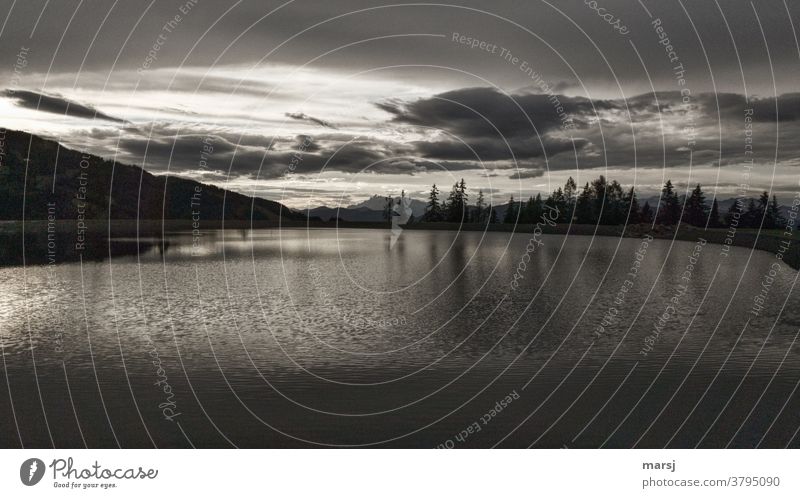 Dramatische Abendstimmung über einem kleinen See Apokalypse dramatisch Dramatik Dämmerung dtamati Wolken Himmel Seeufer dramatischer himmel Natur wenig licht