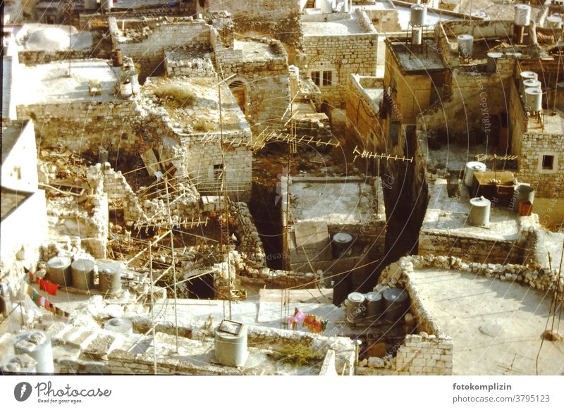 Dachlandschaft in Israel über den Dächern Antennen Wäscheleinen Lebensraum Menschenleer Stadt Stadtlandschaft menschenleer alt stadtsanierung Stadtleben