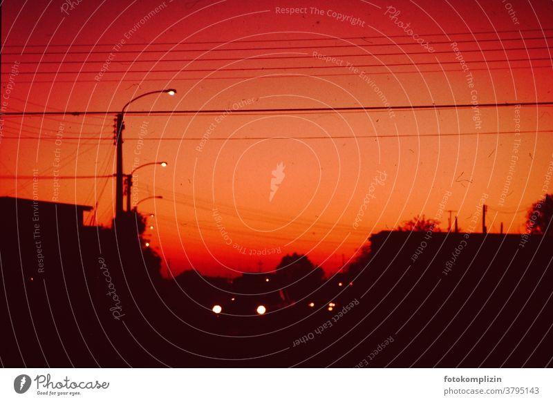 blutroter Himmel mit Straßenlampen und Autoscheinwerfer-Lichtern Dunkelheit Dämmerung Lampe Nacht dunkle Jahreszeit Abend leuchten Nachtleben dunkel