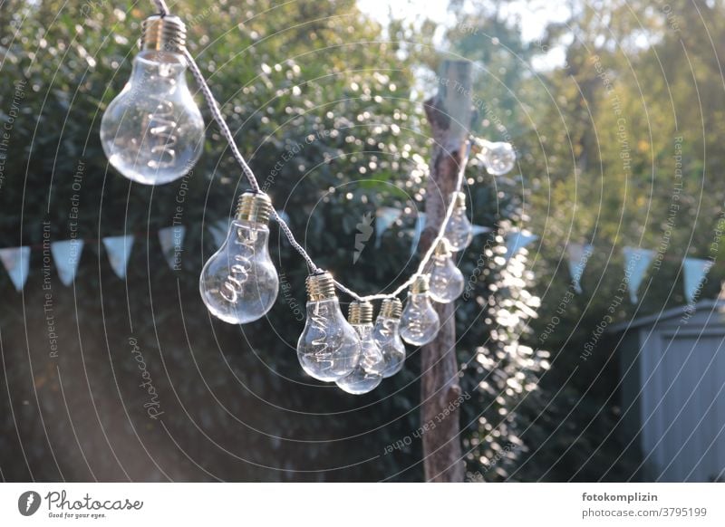 Glühbirnen-Lichterkette in einem Garten Beleuchtung Dekoration & Verzierung Feste & Feiern Party Gartenfest Sommer leuchten Kunstlicht Gartenparty festlich