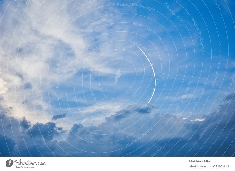 Flugzeug fliegt eine Kurve Kondensstreifen Ferien & Urlaub & Reisen flugzeug Umwelt Schönes Wetter Linie kondensstreifen wolkenlos Dreieck Himmel (Jenseits)