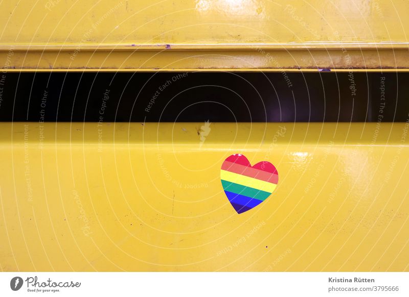 regenbogen herz aufkleber am briefkasten herzchen regenbogenfarben briefkastenschlitz symbol symbolisch lgbt schwul lesbisch lesben schwule transgender queer