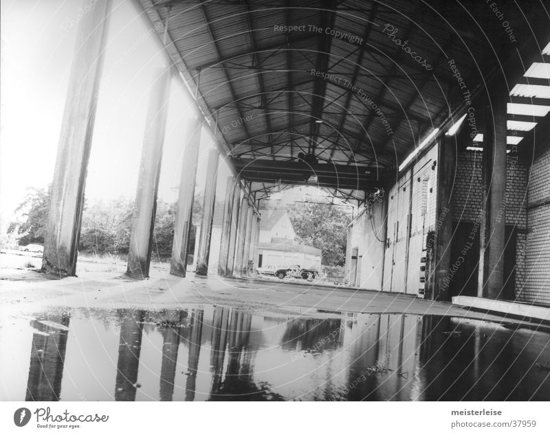 Industrie 02 Gebäude Fabrik Säule Pfütze Verfall Wasser Einsamkeit Schwarzweißfoto Architektur