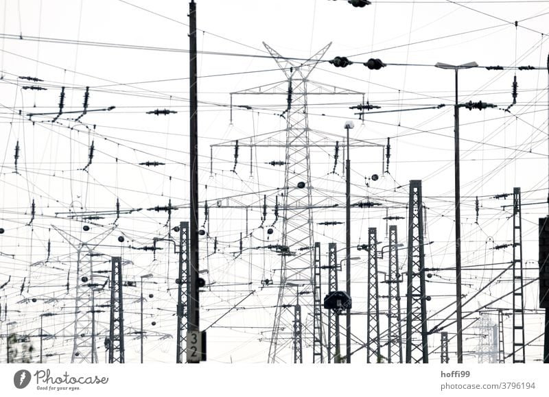 Leitungswirrwarr im städtischen Umfeld Oberleitung Strommast Elektrizität Elektronik Bahn Industrie Energiewirtschaft Industrieanlage Bahnhof Hafen trist modern