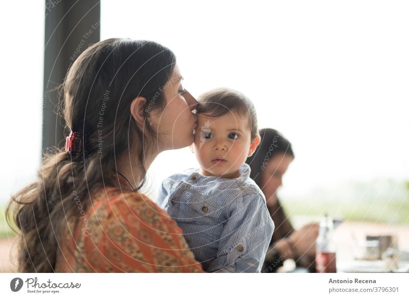 Mutter küsst kleines Baby auf der Terrasse der Bar Mutters Tag Kuss Sohn Restaurant Liebe Lebensstile Menschen Frauen Kind Kinder Junge Pflege Eltern Muttertag