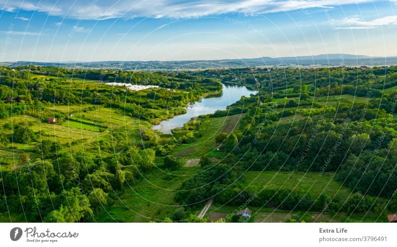 Oben: Landschaft über einem See mit Wald ringsum, Baumkronen oben Antenne Buchse Schutzdach Küste Küstenlinie Krone laubabwerfend Ökosystem Umwelt Ackerland