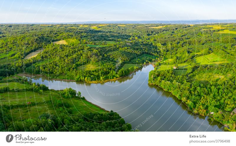 Oben: Landschaft über einem See mit Wald ringsum, Baumkronen oben Antenne Buchse Schutzdach Küste Küstenlinie Krone laubabwerfend Ökosystem Umwelt Ackerland