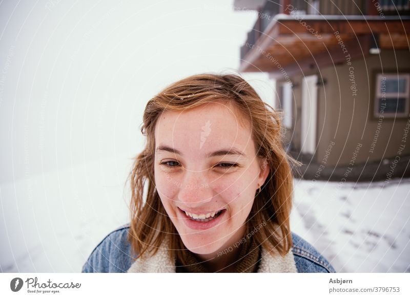 Frau im Schnee spielen kalt Eis Frost Winter Schneetag eingeschneit verschneit Glück Lachen weiß Außenaufnahme horizontal im Freien heiter Umwelt Winterstimmung