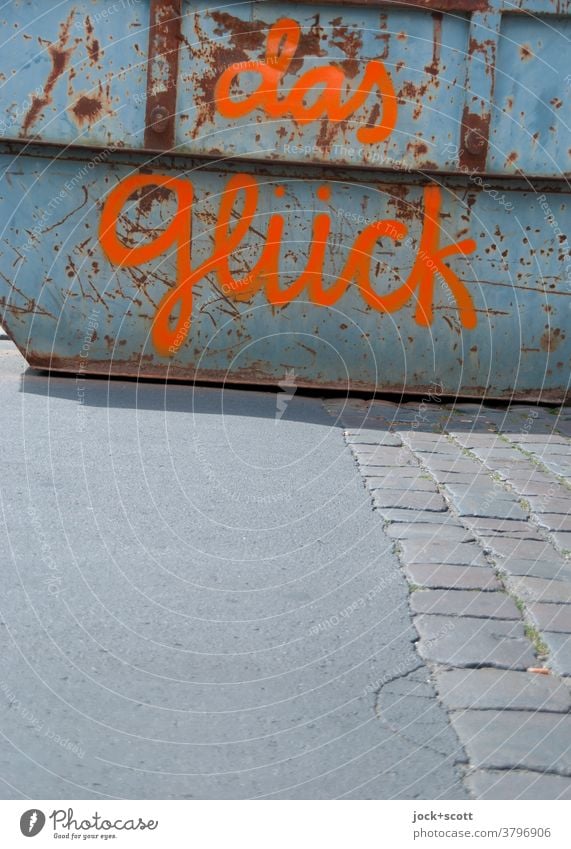 das Glück rostet nicht Straßenkunst Subkultur Metall Rost Graffiti Schriftzeichen positiv orange Kreativität Container Handschrift Wort Zahn der Zeit Abnutzung