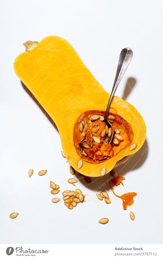 Butternusskürbis kochen Kürbis Gemüse Kochen Samen Lebensmittel Squash Scheibe frisch orange Gesundheit Vegetarier Saison Ernte Nahaufnahme organisch