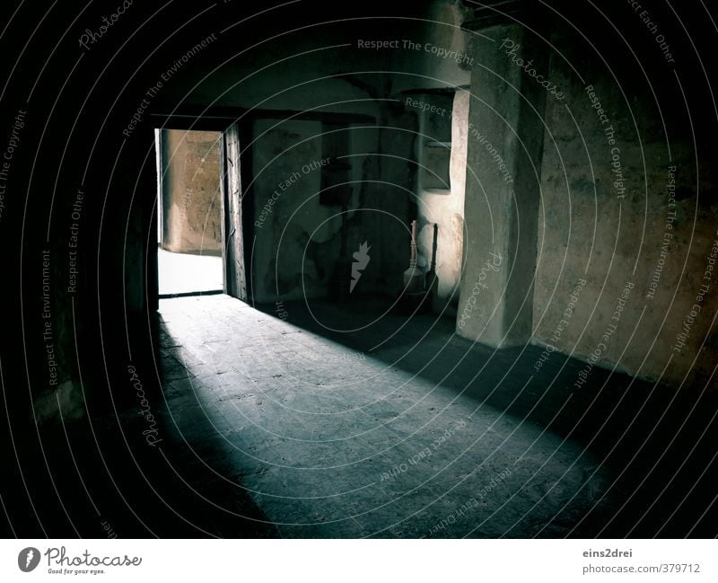 Strange Light einrichten Innenarchitektur Raum Durchgang Autotür Museum Architektur Burg oder Schloss Bauwerk Gebäude Mauer Wand Kamin Tür Bodenbelag Stein Holz