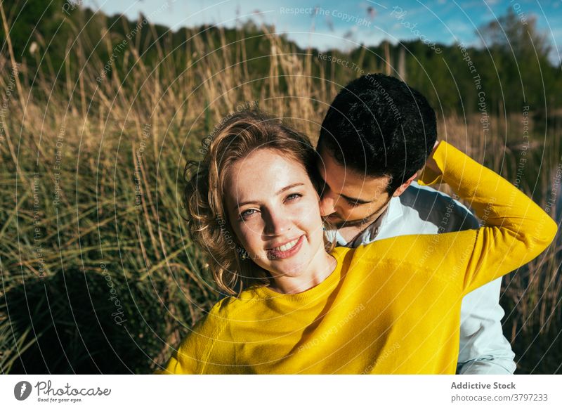 Glückliches Paar umarmt sanft in der Natur Umarmung Liebe Angebot Umarmen Feld sonnig Sommer Partnerschaft Augen geschlossen Freundin Windstille Zusammensein