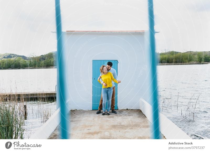 Unbekümmertes Paar umarmt auf Pier See Umarmung Umarmen Liebe Partnerschaft Sommer Kai Zusammensein schlendern sanft romantisch Wasser Termin & Datum Bonden